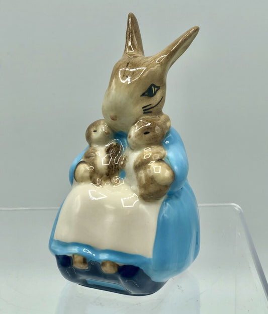 Royal Albert Beatrix Potter Mrs. Rabbit and Bunnies Figurine /b
