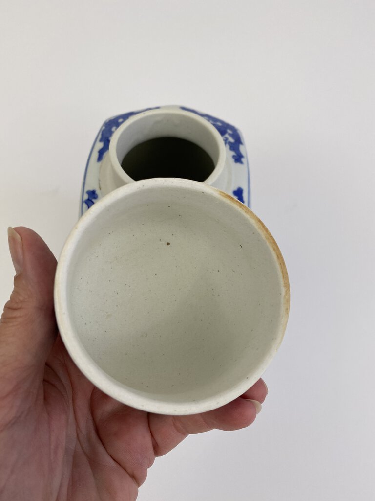Blue/White Ginger Jar/Urn Flat Sided 9” w/lid /rb
