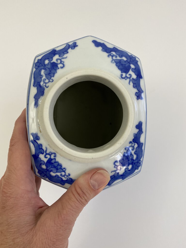 Blue/White Ginger Jar/Urn Flat Sided 9” w/lid /rb