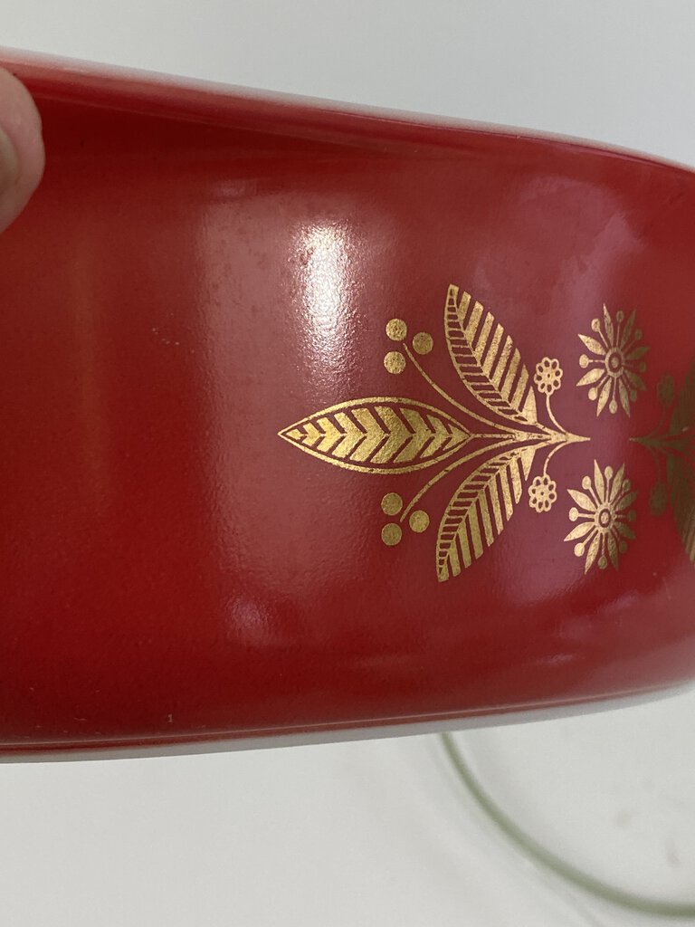 Vintage Pyrex Christmas Golden Poinsettia Red Oval Covered Casserole 2.5 Qt. /rb