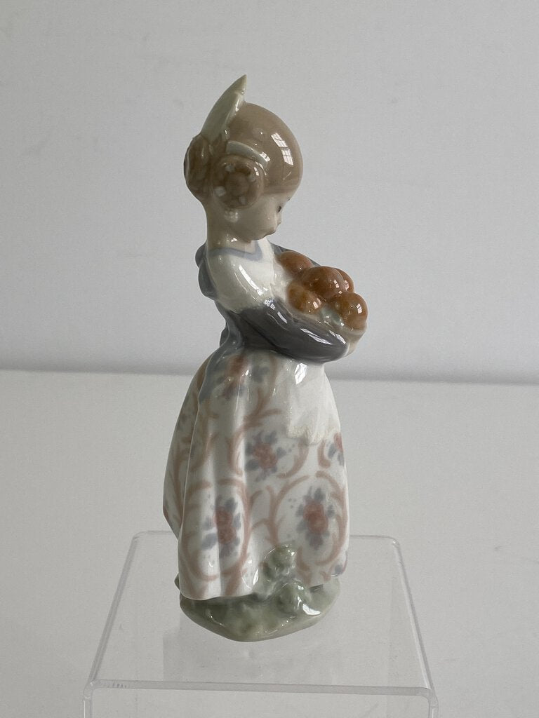 Lladro “Valencia Girl” #4841” Glazed Figurine of a Girl Holding Oranges Made in Spain /roh