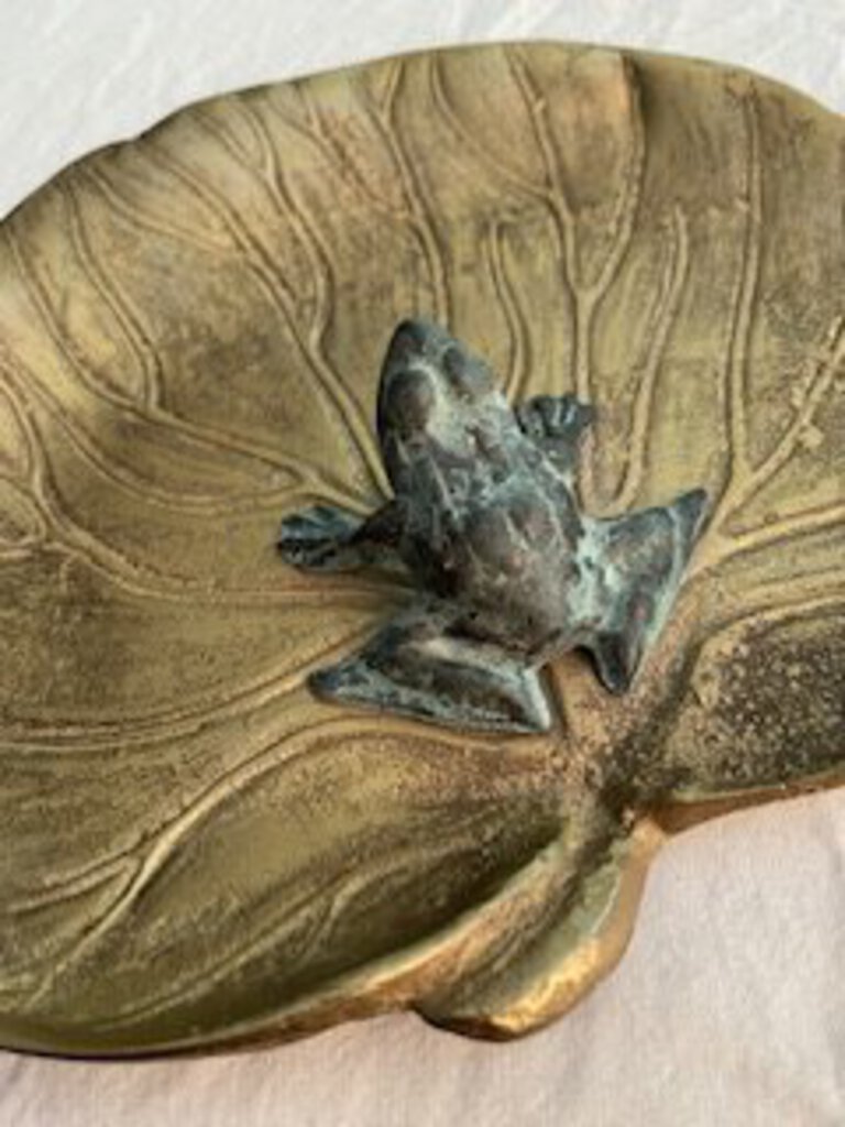 Vintage Life Like Brass Lily Pad Trinket Dish w/Green Patina Frog /rw