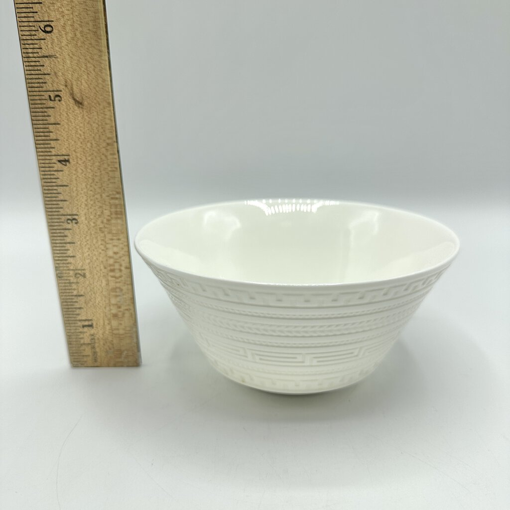 Set Of 2 Wedgwood Intaglio White Bone China 5 1/2 Inch All Purpose Bowls Made In England /cb